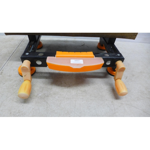 5037 - A tabletop workbench with suction cups and a 52D joiners vice