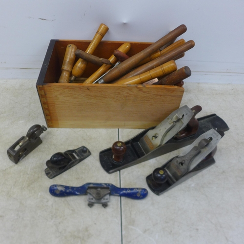 5061 - A collection of woodworking tools including wood carving tools including Marples, R Sorby and I Sorb... 