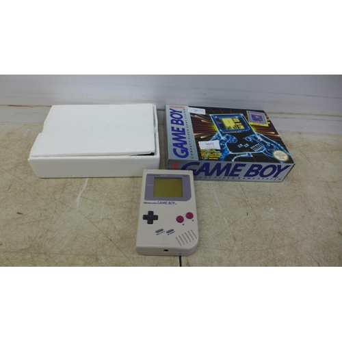 5072 - A 1989 Nintendo Game Boy GB-001 , boxed with Tetris game