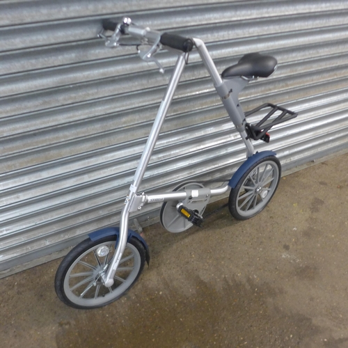 5088 - A Strida 5.0 folding bike with belt drive - sold with storage bag