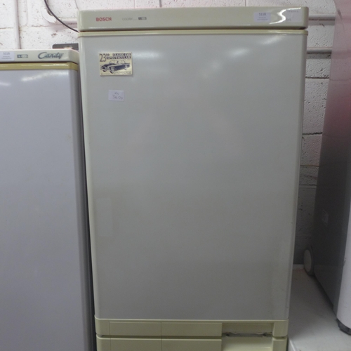 5118 - A Bosch Cooler KGV2000 free standing 50/50 fridge freezer