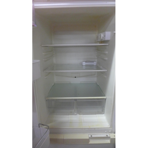 5118 - A Bosch Cooler KGV2000 free standing 50/50 fridge freezer