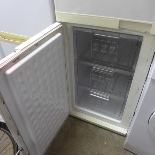 5118 - A Bosch Cooler KGV2000 free standing 50/50 fridge freezer