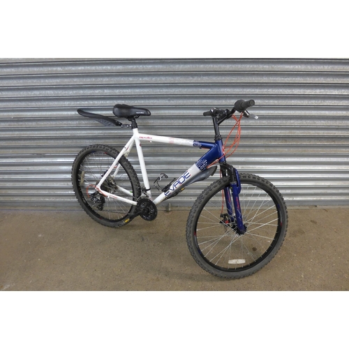 5129 - An Apollo Evade lightweight aluminium framed front suspension mountain bike *Police repossession