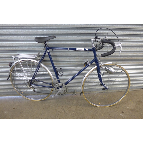 5137 - A Classic style Raleigh road bike with pannier rack, headlamp and drop handle bar