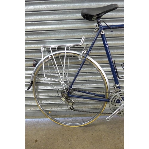 5137 - A Classic style Raleigh road bike with pannier rack, headlamp and drop handle bar