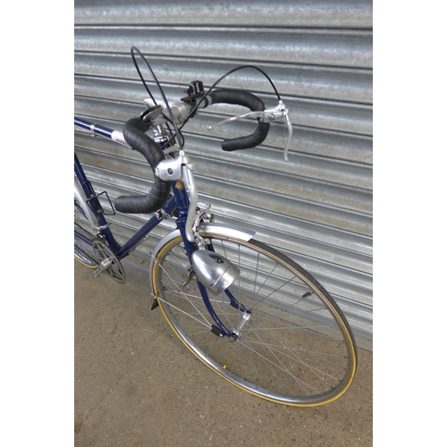 5137 - A Classic style Raleigh road bike with pannier rack, headlamp and drop handle bar