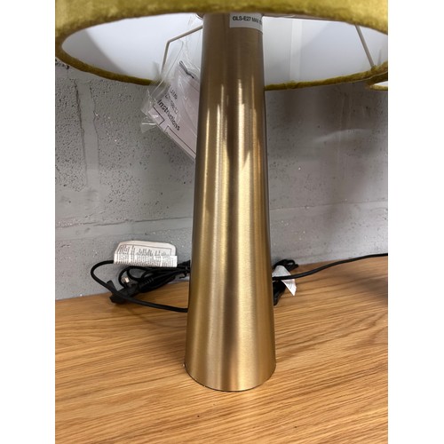 3077 - A pair of brass table lamps with green shades