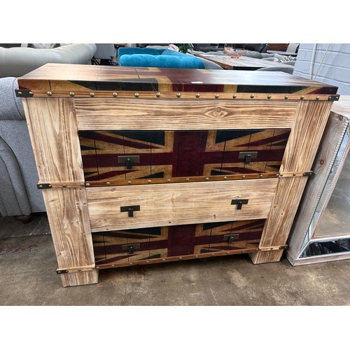 3116 - A Union Jack chest of 3 drawers