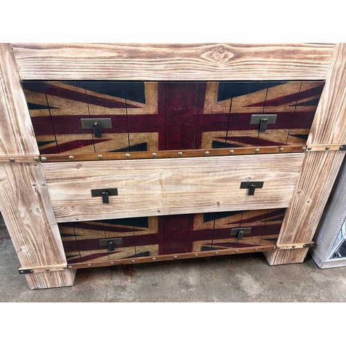 3116 - A Union Jack chest of 3 drawers