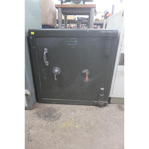 5187 - A 67 x 66 x 49cm  heavy duty steel safe - with key