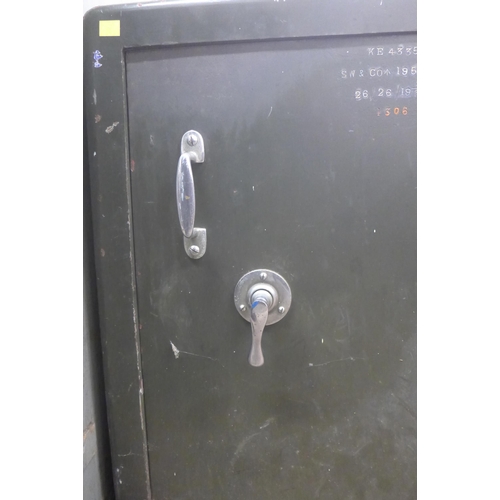 5187 - A 67 x 66 x 49cm  heavy duty steel safe - with key