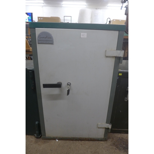 5188 - A 100 x 61 x 54cm Guardian Fireguard fire safe - with key