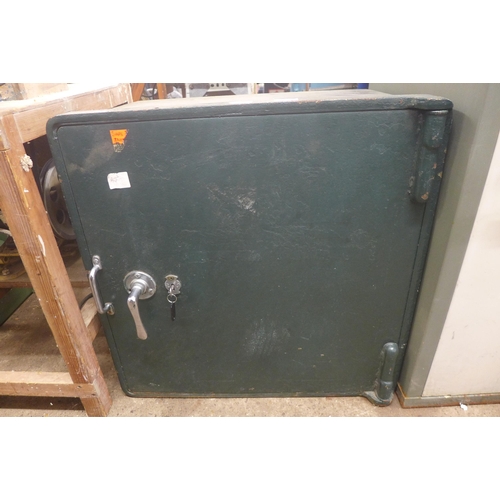 5189 - A 67 x 67 x 48cm heavy duty steel safe - with key