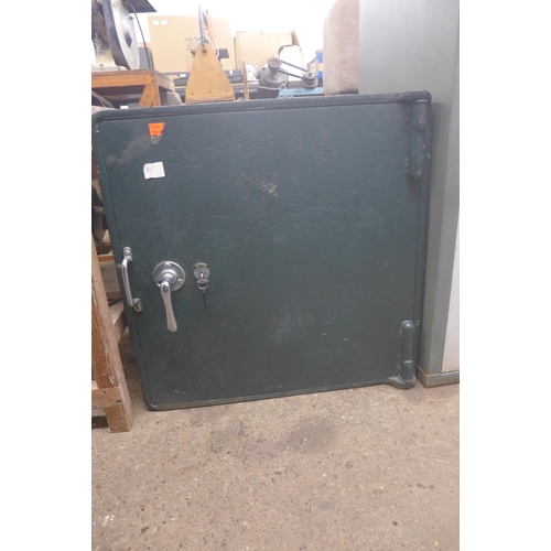 5189 - A 67 x 67 x 48cm heavy duty steel safe - with key