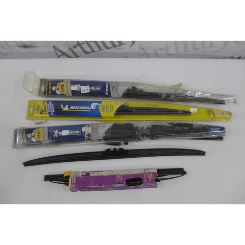 5209 - A quantity of assorted wiper blades