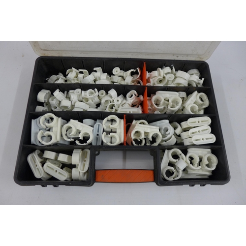 5213 - A tray of various plastic pipe brackets