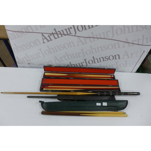 5220 - 4 snooker cues