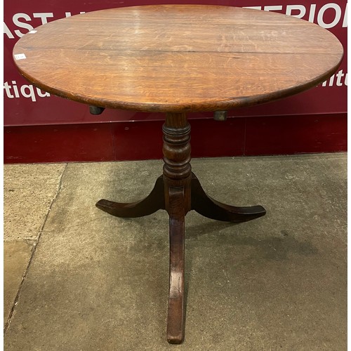 71 - A George III oak circular tilt top tripod tea table