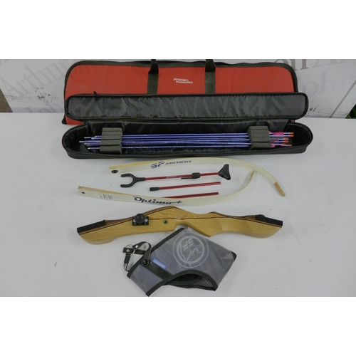 5226 - A recurve bow with case and a set of 8 SF archery arrows