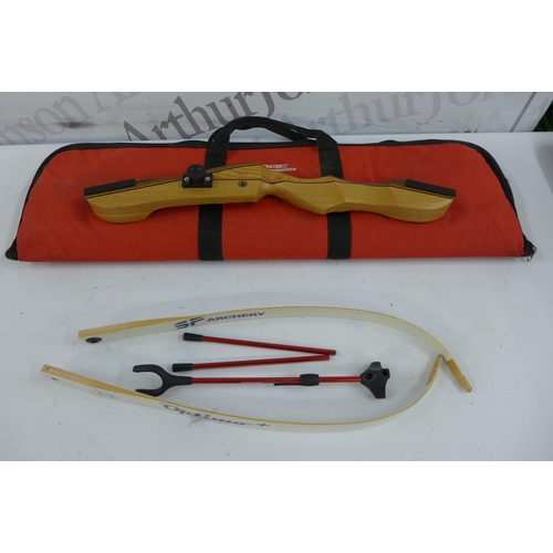 5226 - A recurve bow with case and a set of 8 SF archery arrows