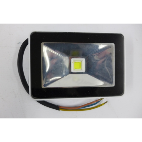 5250 - 1 outside light with P.I.R. detector, a Lunox front door LED light (house number can be added) and 2... 