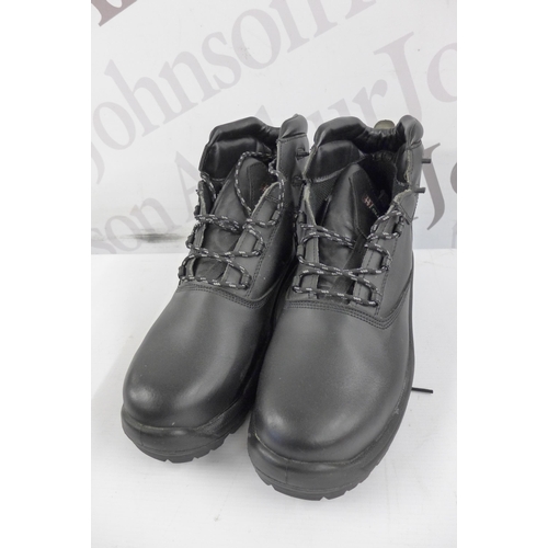 5254 - 1 pair of size 11/47 safety work boots, 2 pairs of fully waterproof work trousers, size XL and 1 pai... 