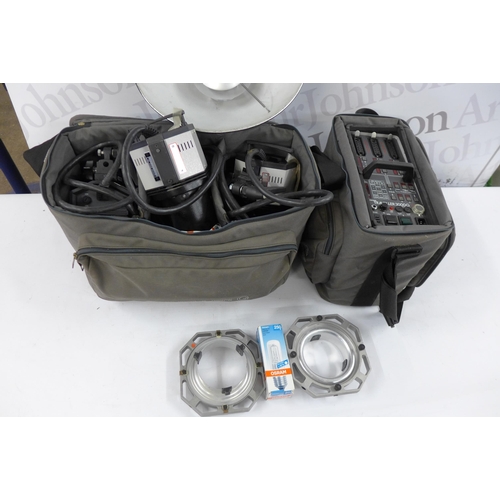 5271 - A quantity of Bowens lighting equipment including a Traveller 3000G and Traveller 3000 GH lights