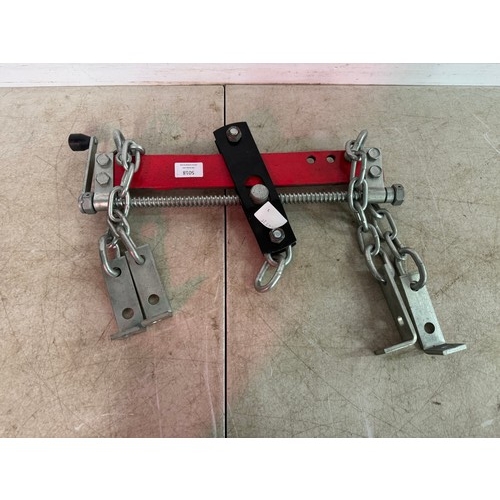 5018 - An engine crane adjustable spreader bar