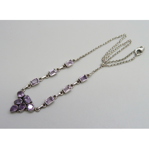 1003 - A silver and amethyst necklace