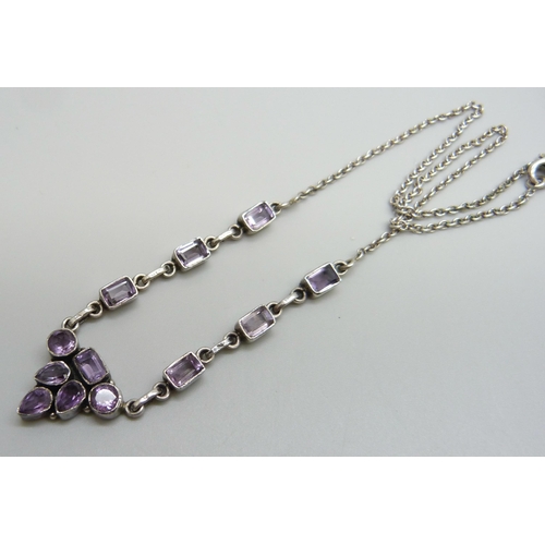 1003 - A silver and amethyst necklace