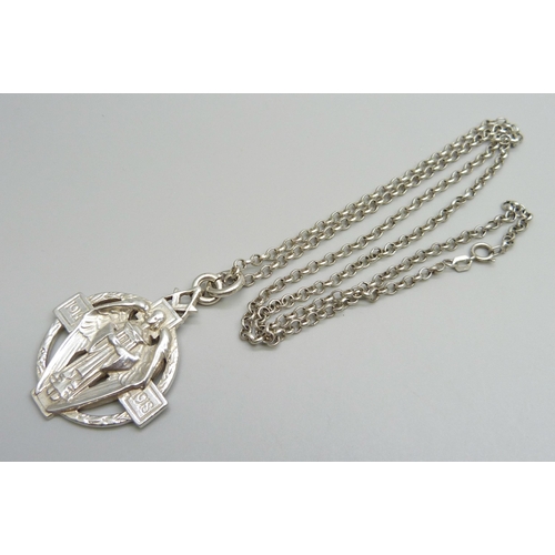 1004 - A silver Masonic Hallstone pendant and chain, 1914-1918, 33.7g