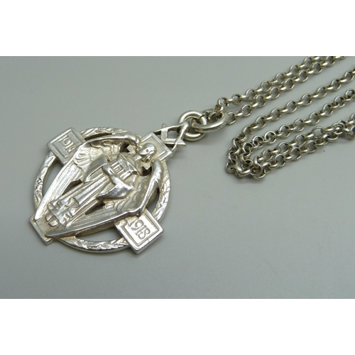 1004 - A silver Masonic Hallstone pendant and chain, 1914-1918, 33.7g