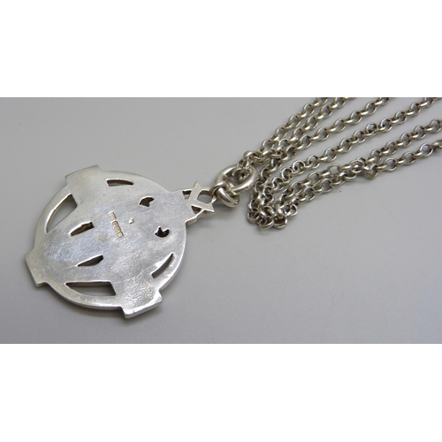 1004 - A silver Masonic Hallstone pendant and chain, 1914-1918, 33.7g