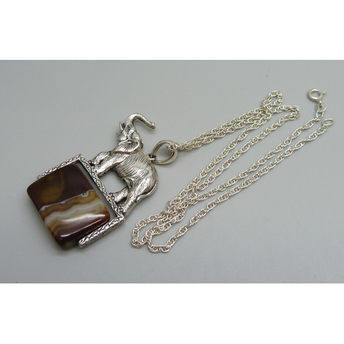 1005 - A silver elephant pendant with a spinning agate on a silver chain