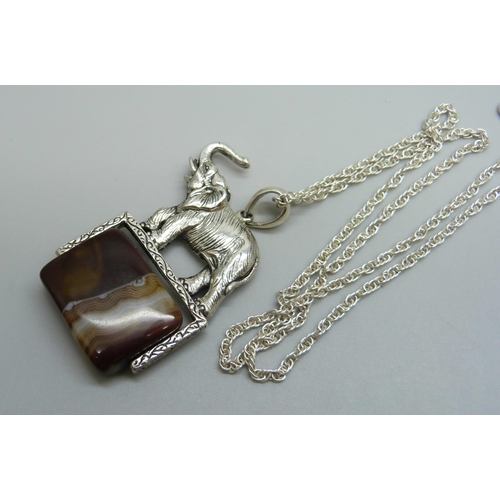 1005 - A silver elephant pendant with a spinning agate on a silver chain