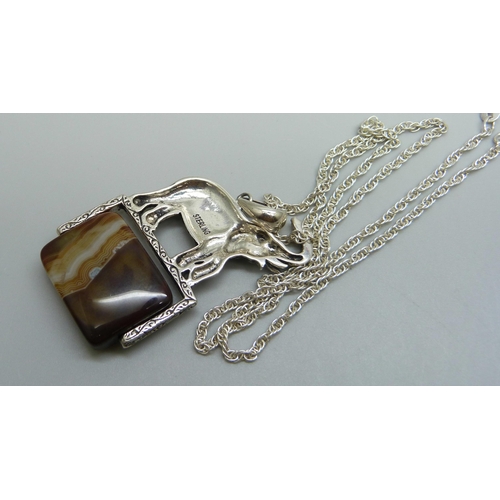 1005 - A silver elephant pendant with a spinning agate on a silver chain