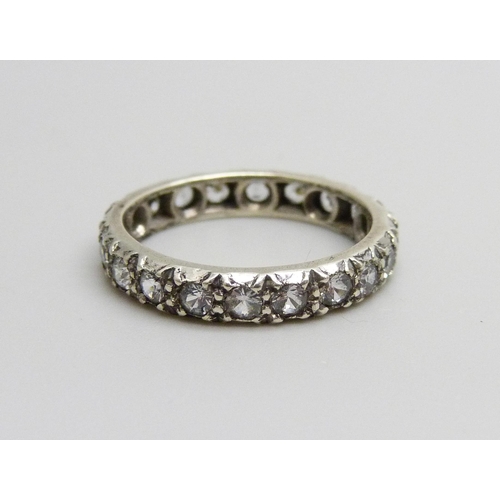 1013 - A 9ct white gold eternity ring, 2.5g, M