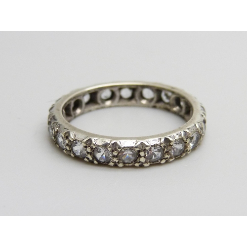 1013 - A 9ct white gold eternity ring, 2.5g, M