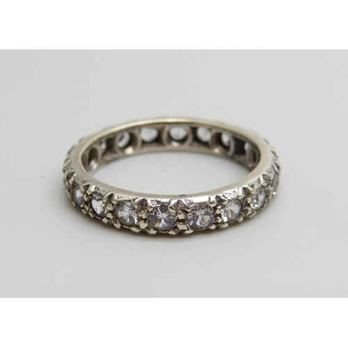 1013 - A 9ct white gold eternity ring, 2.5g, M