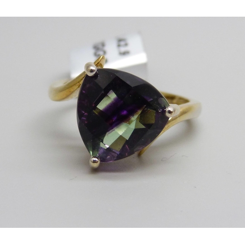 1014 - A silver gilt two-colour trilliant cut fluorite ring, R