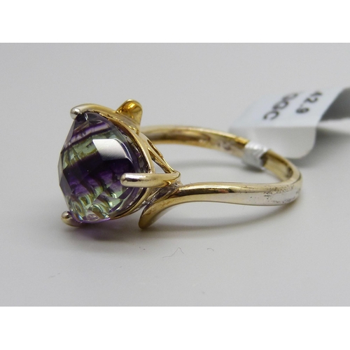 1014 - A silver gilt two-colour trilliant cut fluorite ring, R