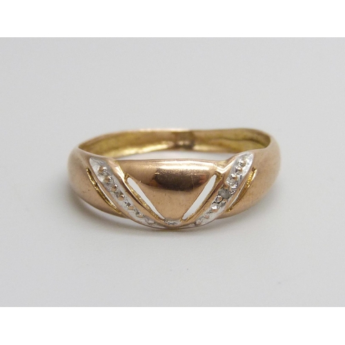 1015 - A 9ct gold ring with diamond accent, 1.1g, M