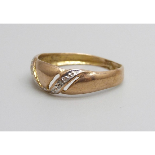 1015 - A 9ct gold ring with diamond accent, 1.1g, M