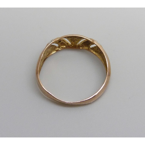 1015 - A 9ct gold ring with diamond accent, 1.1g, M