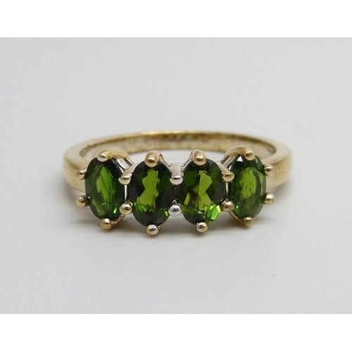 1017 - A silver gilt chrome diopside ring, T/U