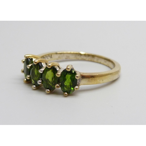 1017 - A silver gilt chrome diopside ring, T/U