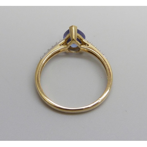 1019 - A 9ct gold pear shape tanzanite and zircon ring, 2.1g, N