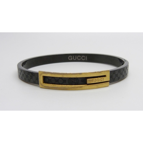 1021 - A Gucci bangle, 46mm x 55mm