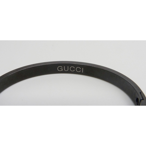 1021 - A Gucci bangle, 46mm x 55mm